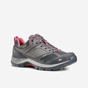 Buty turystyczne damskie niskie Quechua MH500 wodoodporne. Czerwone buty trekkingowe QUECHUA, z gumy, bez zapięcia. Za 339,99 zł.