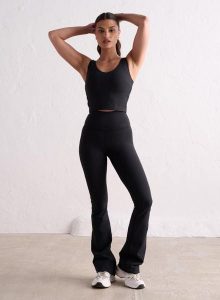 Damskie legginsy rozszerzane nogawki, wysoki stan, squat proof Sense czarny. Czarne legginsy AIM'N, bez wzorów, z elastanu, z podwyższonym stanem. Za 339,00 zł.