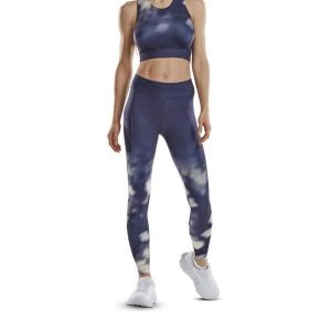 Długie legginsy sportowe do biegania CEP limitowana kolekcja Bloom damskie. Białe legginsy CEP, bez wzorów, długie. Za 349,00 zł.