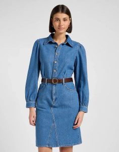 DAMSKA SUKIENKA JEANSOWA LEE LONG SLEEVE DRESS FINE BLUE 112370996. Niebieskie sukienki Lee, m, bez wzorów, z jeansu, bez kołnierzyka, bez ramiączek. Za 249,99 zł.
