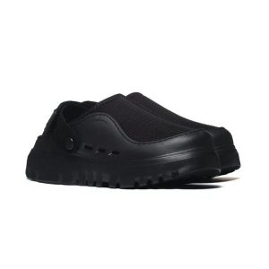 Klapki Ugg GoldenGlow 1166912-BLK. Czarne klapki Ugg, bez wzorów, z gumy, z okrągłym noskiem, bez obcasa. Za 357,02 zł.