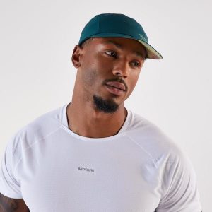 Czapka z daszkiem do biegania Kiprun. Niebieskie czapki KIPRUN, bez wzorów, z elastanu, klasyczne. Za 54,99 zł.