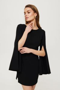 Elegancka ołówkowa sukienka mini rozcięte rękawy czarna. Czarne sukienki Makover, m, bez wzorów, eleganckie, bez kołnierzyka, bez ramiączek, mini, ołówkowe. Za 289,00 zł.