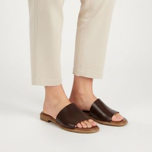 Klapki damskie Armodo, cholewka skóra naturalna model wsuwany odkryte palce płaska podeszwa lekka konstrukcja, brązowe, 40475. Brązowe klapki Armodo, bez wzorów, ze skóry, bez obcasa, na płaskiej podeszwie. Za 269,00 zł.