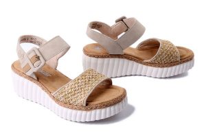 RIEKER 69176-62 beige, sandały damskie. Brązowe sandały Rieker, bez wzorów, bez obcasa, na koturnie, bez zapięcia. Za 263,92 zł.