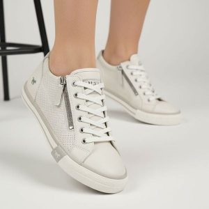 Trampki damskie Mustang, cholewka ze skóry ekologicznej perforowana konstrukcja sznurowanie uzupełnione bocznym zamkiem niska stabilna podeszwa zapew. Białe trampki Mustang, bez wzorów, ze skóry ekologicznej, bez zapięcia. Za 269,00 zł.