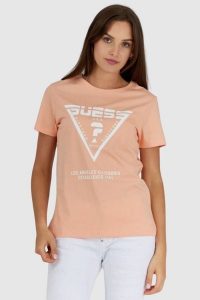 GUESS Brzoskwiniowy t-shirt damski z białym logo, Rozmiar S. Brązowe t-shirty Guess, s, z aplikacjami, bez kołnierzyka, bez ramiączek. W wyprzedaży za 129,99 zł.