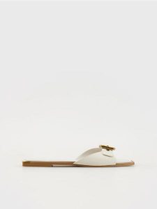 Skórzane klapki z ozdobną klamrą - złamana biel. Klapki Reserved, bez wzorów, ze skóry, bez obcasa. W wyprzedaży za 65,99 zł.