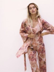 Wzorzysty szlafrok z paskiem - brzoskwiniowy. Pomarańczowe szlafroki Reserved, l, bez wzorów, z bawełny, bez kaptura. W wyprzedaży za 79,99 zł.