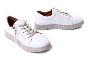 MANITU 850145-03 weiss, półbuty damskie. Białe półbuty Manitu, bez wzorów, ze skóry, bez obcasa, bez zapięcia. Za 258,93 zł.