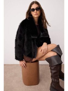 Trendyol Kurtka pluszowa w kolorze czarnym rozmiar: XS. Czarne kurtki Trendyol, xs, bez wzorów, bez kaptura. Za 166,45 zł.