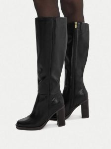 MEXX Kozaki EO-MI001804563W-01 Czarny. Czarne kozaki Mexx, bez wzorów, bez obcasa, na słupku, bez zapięcia. Za 429,99 zł.