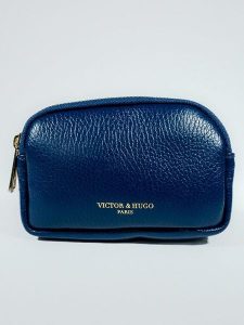 Victor & Hugo Paris Skórzany portfel "Gema" w kolorze niebieskim - 15 x 10 x 5 cm rozmiar: onesize. Niebieskie portfele Victor & Hugo Paris, bez wzorów, z materiału. Za 212,80 zł.