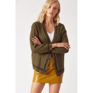 Kardigan w kolorze khaki. Długie swetry marki Robin. W wyprzedaży za 189,95 zł.