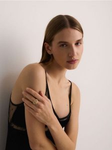 Fakturowany pierścionek - złoty. Żółte pierścionki Reserved, złote. W wyprzedaży za 29,99 zł.