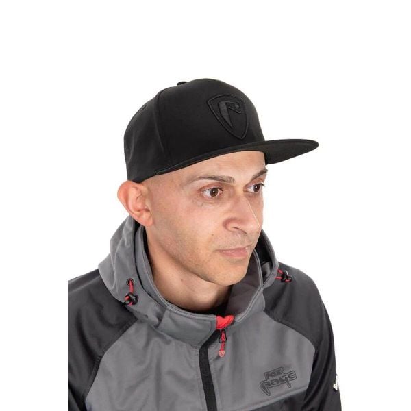 Czapka typu snapback Fox Rage Shield Flat Peak. Czarne czapki FOX RAGE, bez wzorów, z gumy, eleganckie. Za 148,50 zł.