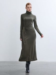 BGN Sukienka w kolorze khaki rozmiar: 40. Brązowe sukienki BGN, na imprezę, bez wzorów, bez kołnierzyka, bez ramiączek, maxi. Za 86,99 zł.