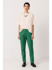 SKFK Spodnie chino "Ekora" w kolorze zielonym rozmiar: 42. Zielone chinosy SKFK, bez wzorów. Za 260,99 zł.