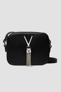 VALENTINO Mała czarna torebka o teksturze skóry z ozdobnym V divina haversack. Czarne listonoszki Valentino by Mario Valentino, bez wzorów, ze skóry, małe, bez dodatków. W wyprzedaży za 199,99 zł.