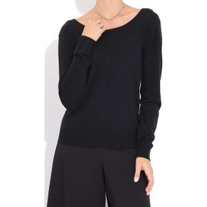 Sweter w kolorze czarnym. Czarne swetry klasyczne marki William de Faye, z kaszmiru, z dekoltem na plecach. W wyprzedaży za 136,95 zł.