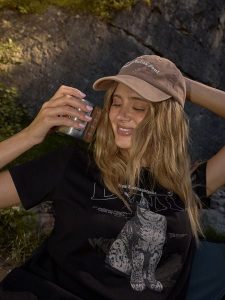 4F T-shirt regular z nadrukiem damski - czarny XL. Czarne t-shirty 4f, m, bez wzorów, z bawełny, bez kołnierzyka, bez ramiączek. Za 79,99 zł.