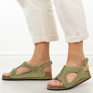 J. Zielone skórzane sandały damskie T.Sokolski 321. Zielone sandały Sokolski, bez wzorów, ze skóry, bez obcasa, na płaskiej podeszwie, bez zapięcia. Za 269,00 zł.