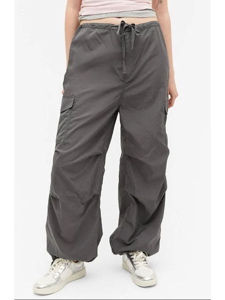 Monki Bojówki w kolorze antracytowym rozmiar: 44. Czarne spodnie z wysokim stanem Monki, bez wzorów, z podwyższonym stanem. Za 56,93 zł.