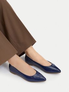 Lasocki Baleriny CEO-RST-ROSE-02P Granatowy. Niebieskie balerinki Lasocki, bez wzorów, z lakierowanej skóry, bez obcasa, bez zapięcia. Za 169,99 zł.