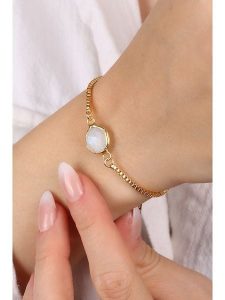 Pierres delicates Pozłacana bransoletka z kamieniem księżycowym rozmiar: onesize. Białe bransoletki Pierres delicates, z kamieniem księżycowym, pozłacane. Za 83,22 zł.