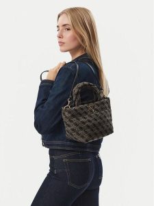 Guess Torebka J6BZ06 W3969 Szary ciemny. Szare kuferki Guess, z aplikacjami, z materiału, bez dodatków. Za 324,99 zł.