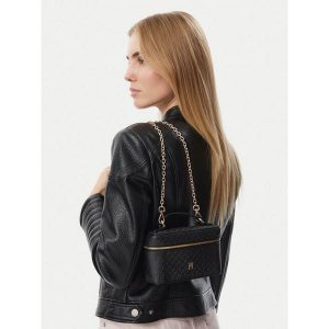 Torebka Tommy Hilfiger. Czarne kuferki TOMMY HILFIGER, bez wzorów, bez dodatków. Za 369,99 zł.