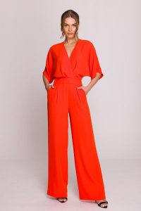 Elegancki kombinezon damski z kopertowym dekoltem pomarańczowy. Brązowe kombinezony Stylove, l, bez wzorów, z tkaniny, eleganckie, bez kołnierzyka, bez ramiączek, krótkie. Za 489,00 zł.