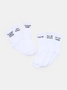 Długie skarpetki z napisami 3 pack - biały. Białe skarpetki Sinsay, bez wzorów. Za 15,99 zł.
