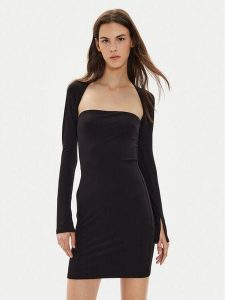 Gina Tricot Sukienka codzienna 23511 Czarny Slim Fit. Czarne kombinezony Gina Tricot, xs, bez wzorów, z wiskozy, bez kołnierzyka, bez ramiączek. Za 99,99 zł.