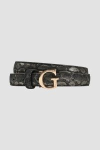 GUESS Czarny damski pasek z printem węża Adj Belt H30. Czarne paski Guess, z aplikacjami. W wyprzedaży za 132,99 zł.
