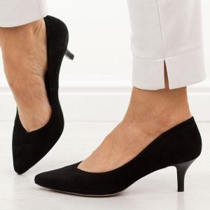 Czarne zamszowe skórzane Polskie niskie szpilki damskie Prestige 2105/szpX. Czarne szpilki Prestige, bez wzorów, ze skóry, bez obcasa. Za 399,00 zł.