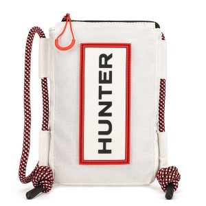 Torebka Hunter. Białe listonoszki Hunter, bez wzorów, bez dodatków. Za 83,99 zł.