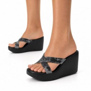Klapki damskie na platformie Ipanema 83520 HIGH FASHION SLIDE FEM. Czarne klapki Ipanema, bez wzorów, z materiału, bez obcasa, na platformie. Za 99,00 zł.