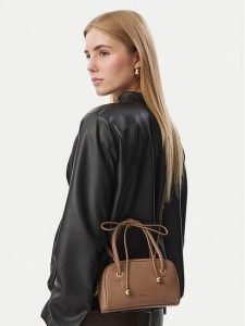 Furla Torebka Poppy Mini WE00915 BX4573 4489S Beżowy. Brązowe kuferki Furla, bez wzorów, ze skóry, bez dodatków. Za 1 169,00 zł.