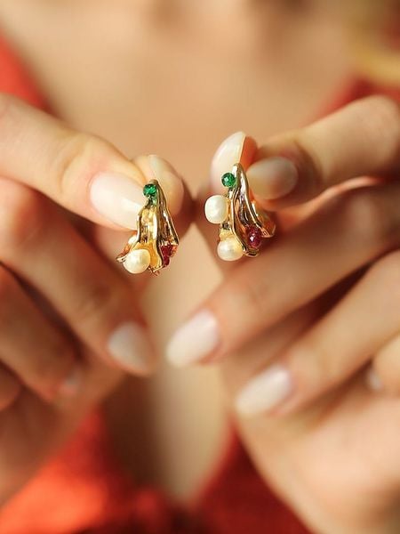 Pierres de Jade Pozłacane kolczyki-wkrętki z perłami i kryształami rozmiar: onesize. Białe kolczyki Pierres de Jade, z kryształem, pozłacane. Za 74,11 zł.