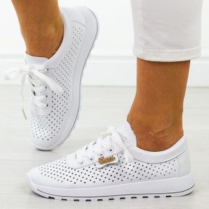 Białe ażurowe półbuty damskie Potocki 16346. Białe półbuty POTOCKI, na lato, z aplikacjami, z jeansu, bez obcasa, na płaskiej podeszwie, bez zapięcia. W wyprzedaży za 122,32 zł.