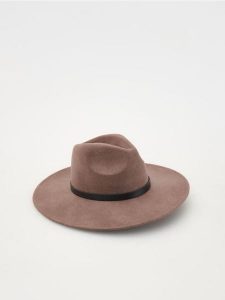 Wełniany kapelusz z paskiem - ciemnobrązowy. Brązowe kapelusze Reserved, bez wzorów, z wełny. W wyprzedaży za 79,99 zł.