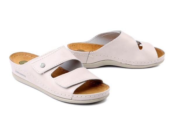 DR. BRINKMANN 700777-08 beige, klapki damskie. Brązowe klapki Dr. Brinkmann, bez wzorów, ze skóry, bez obcasa. Za 195,42 zł.