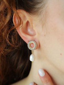 Pierres delicates Pozłacane kolczyki-wkrętki z perłami rozmiar: onesize. Białe kolczyki Pierres delicates, z cyrkonią, pozłacane. Za 43,99 zł.