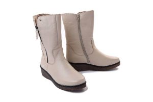 RIEKER Y4653-60 beige, kozaki damskie. Brązowe kozaki Rieker, na zimę, bez wzorów, z wełny, bez obcasa, na koturnie, bez zapięcia. Za 449,90 zł.