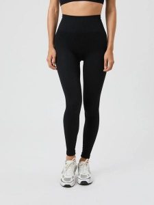 Bjorn_borg STUDIO SEAMLESS RIBBED TIGHTS — bezszwowe, prążkowane legginsy –. Czarne legginsy Björn Borg, bez wzorów, z poliamidu. Za 319,50 zł.
