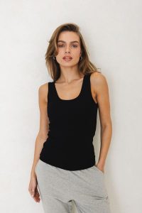 TOP PAM CZARNY S - Flawless. Czarne topy Flawless, s, bez wzorów, z bawełny, klasyczne, bez kołnierzyka, bez ramiączek. Za 169,00 zł.
