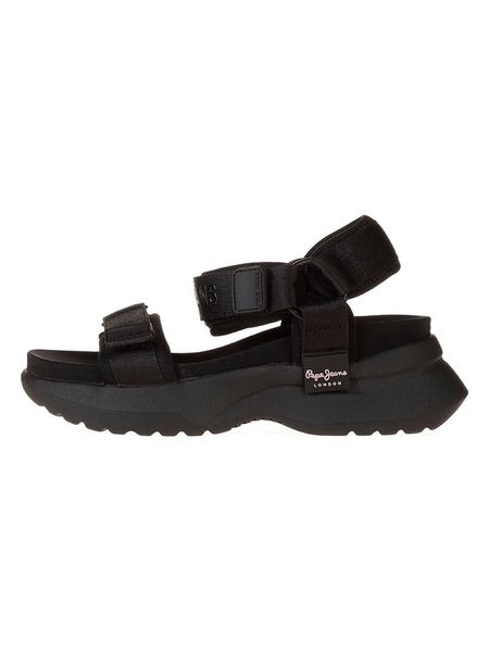 Pepe Jeans FOOTWEAR Sandały w kolorze czarnym rozmiar: 39. Czarne sandały Pepe Jeans FOOTWEAR, bez wzorów, z jeansu, bez obcasa, na koturnie, bez zapięcia. Za 153,34 zł.