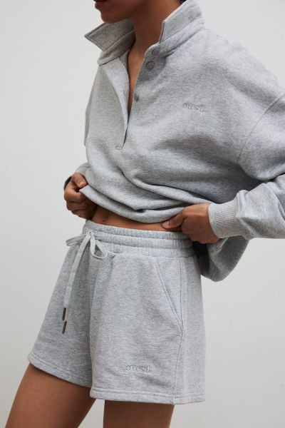 Szorty z dzianiny dresowej w kolorze GREY MELANGE - BREEZE. Szare szorty Marsala, bez wzorów, z bawełny, casualowe. W wyprzedaży za 153,93 zł.