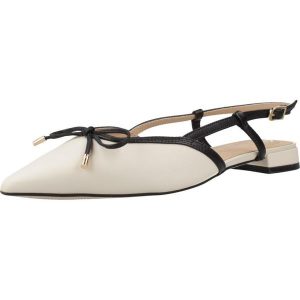 Sandały CLARKS 26186115C Beżowy. Brązowe buty trekkingowe Clarks, ze skóry, bez zapięcia. Za 354,99 zł.